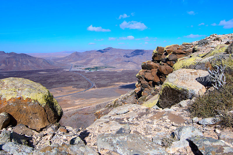 Saladillo的董事会俯瞰Morro de los halcone和Morro del Recogedero山- Fuerteventura